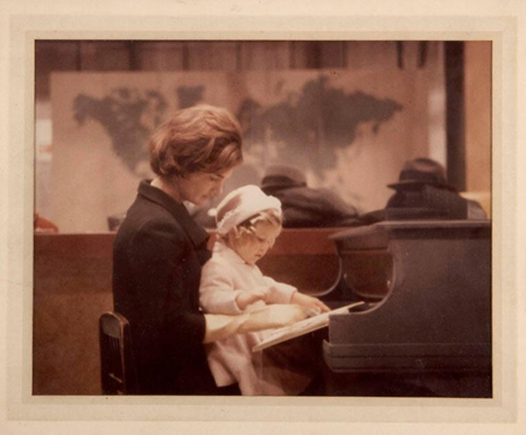 Photograph Of Jaqueline And Caroline Kennedy At The Piano All Artifacts The John F Kennedy
